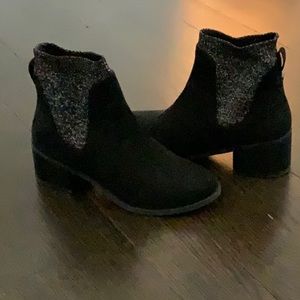 I am selling black fancy winter boots.
